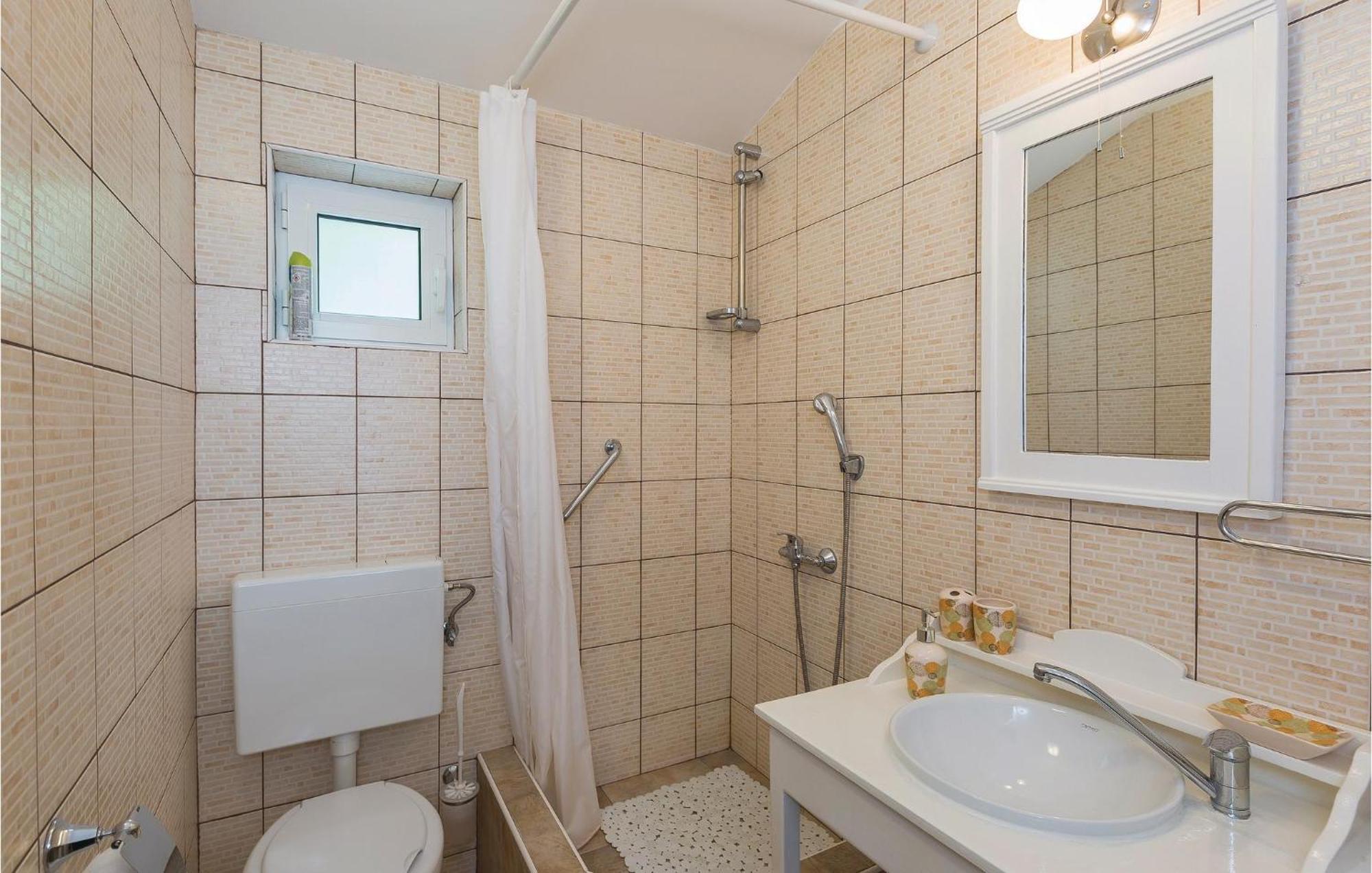 2 Bedroom Awesome Home In Gornje Tučepi Zewnętrze zdjęcie