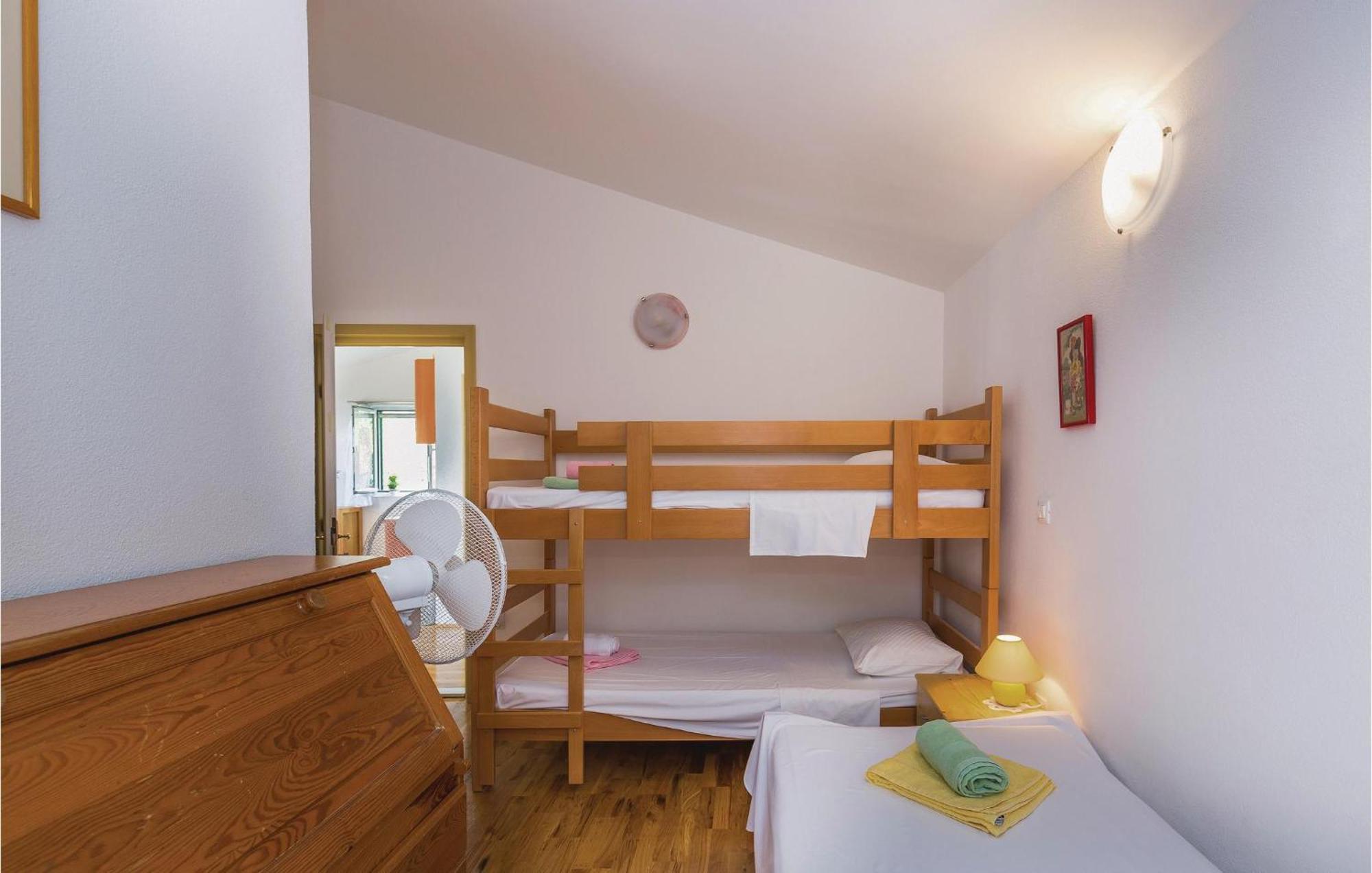 2 Bedroom Awesome Home In Gornje Tučepi Zewnętrze zdjęcie