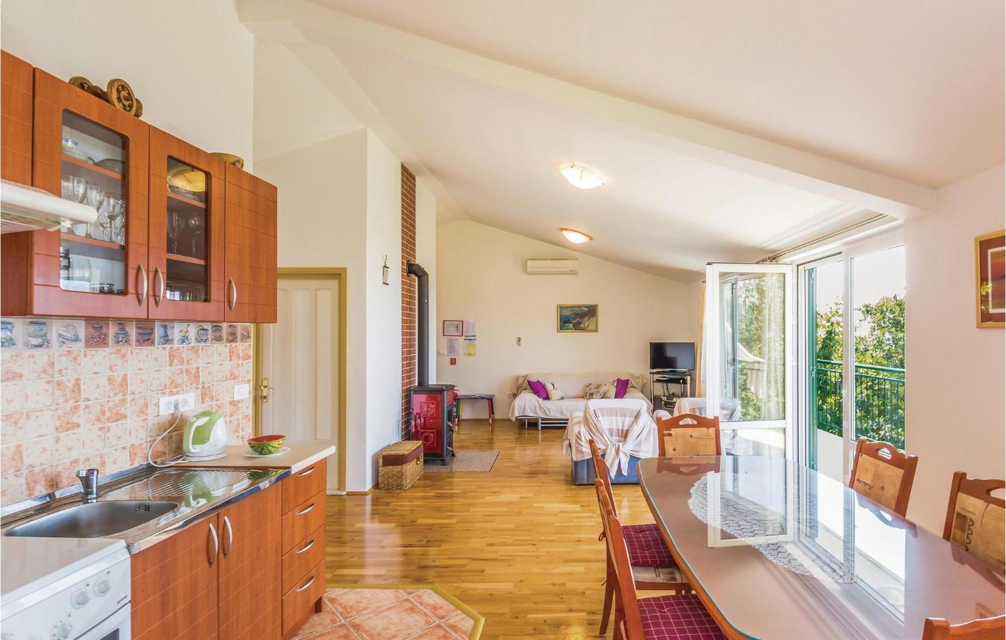 2 Bedroom Awesome Home In Gornje Tučepi Zewnętrze zdjęcie