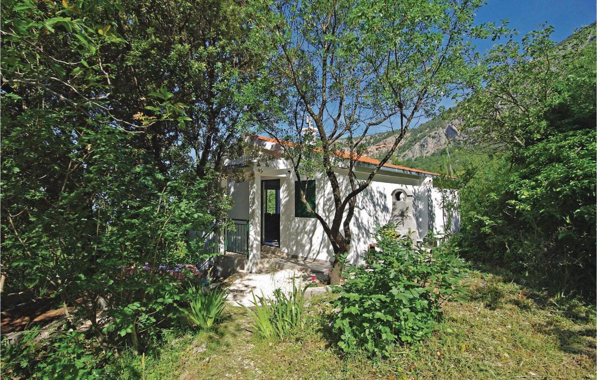 2 Bedroom Awesome Home In Gornje Tučepi Zewnętrze zdjęcie